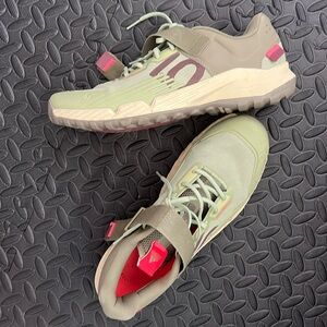 Moss green Five10 adidas women’s stealth bike shoes sz 10.5 cleats NOT INCLUDED